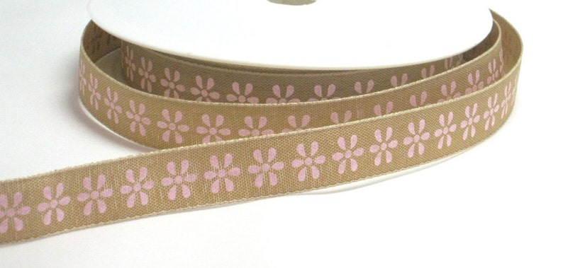 K&ouml;nnte beinhalten: Eine Rolle braunes Band mit einem rosa Blumenmuster.