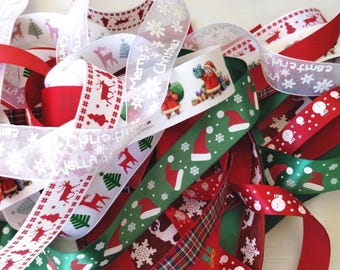 Surtido paquete de cintas festivas de satén, grosgrain, gasa y algodón para manualidades y decoraciones navideñas.
