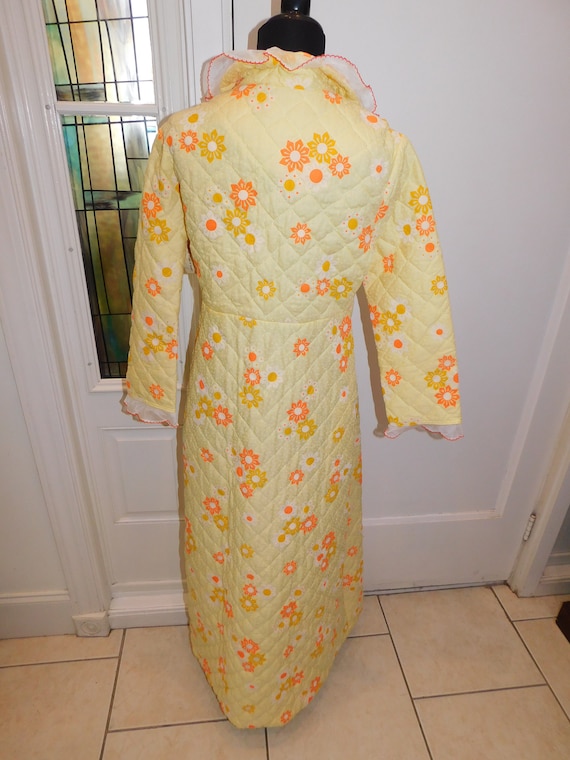1960s Quilted Dressing Robe Flower Power Yellow O… - image 8