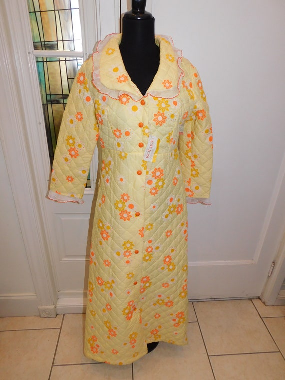 1960s Quilted Dressing Robe Flower Power Yellow O… - image 2