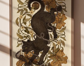Puede incluir: Lámina enmarcada que representa un gato negro y una serpiente entre motivos florales en tonos marrón, dorado y crema. La ilustración tiene un estilo vintage, con elementos botánicos detallados.