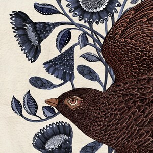 K&ouml;nnte beinhalten: Ein brauner Vogel mit detaillierten Federn sitzt auf einem Zweig mit blauen Bl&uuml;ten, die mit komplizierten Mustern verziert sind. Die Bl&uuml;ten haben einen wei&szlig;en Mittelpunkt und sind von dunkelblauen Bl&auml;ttern umgeben.