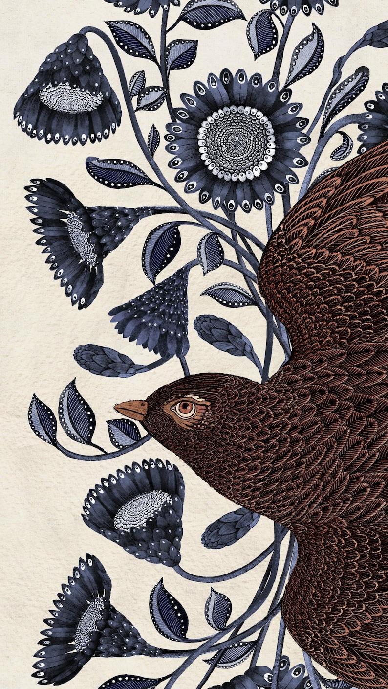 K&ouml;nnte beinhalten: Ein brauner Vogel mit detaillierten Federn sitzt auf einem Zweig mit blauen Bl&uuml;ten, die mit komplizierten Mustern verziert sind. Die Bl&uuml;ten haben einen wei&szlig;en Mittelpunkt und sind von dunkelblauen Bl&auml;ttern umgeben.