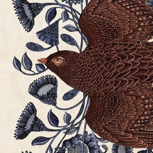 K&ouml;nnte beinhalten: Ein brauner Vogel mit filigranen Federdetails ist dargestellt, wie er durch ein Feld blauer Blumen mit wei&szlig;en Zentren fliegt. Die Blumen haben ein detailliertes, fast geometrisches Muster.