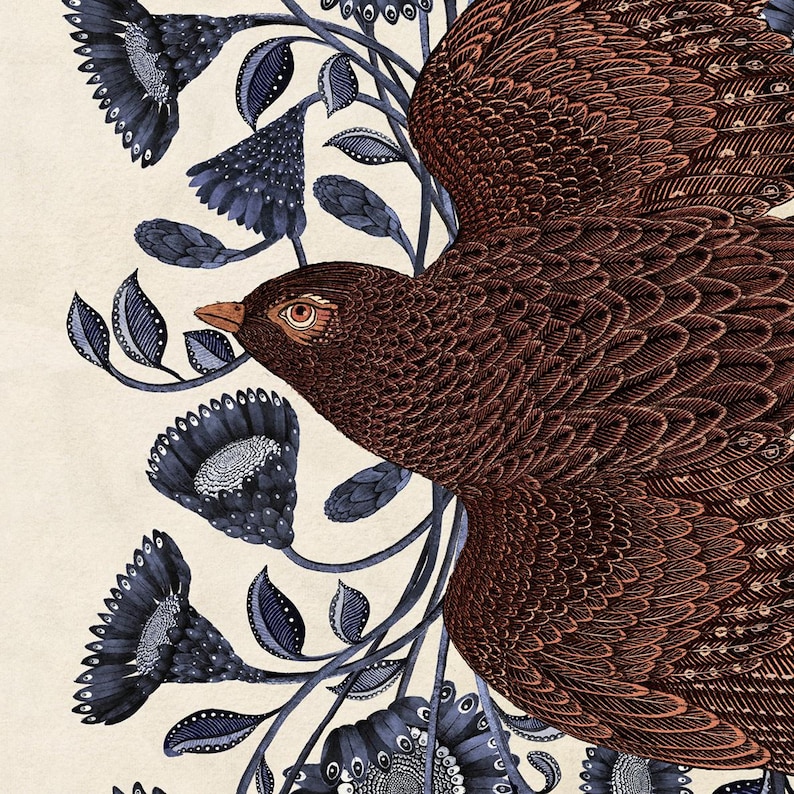 K&ouml;nnte beinhalten: Ein brauner Vogel mit filigranen Federdetails ist dargestellt, wie er durch ein Feld blauer Blumen mit wei&szlig;en Zentren fliegt. Die Blumen haben ein detailliertes, fast geometrisches Muster.