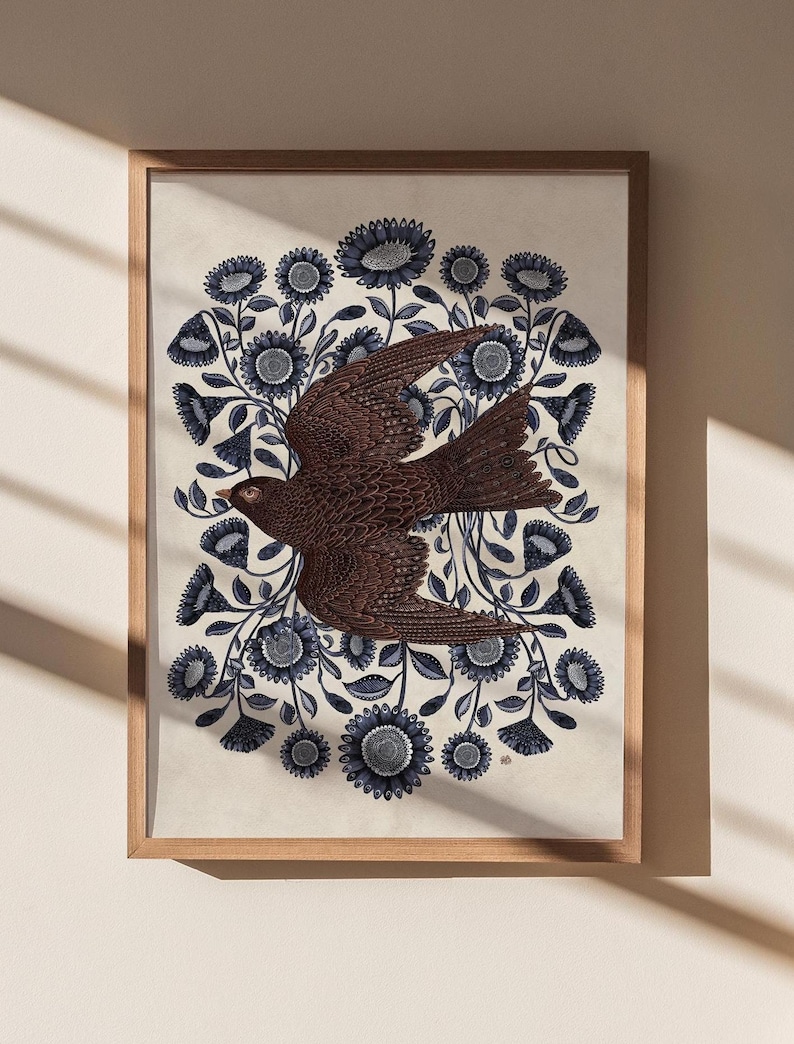 K&ouml;nnte beinhalten: Ein brauner Vogel mit ausgebreiteten Fl&uuml;geln fliegt durch einen Kreis aus blauen Bl&uuml;ten mit wei&szlig;en Zentren. Die Bl&uuml;ten sitzen auf Stielen mit Bl&auml;ttern. Der Hintergrund ist cremefarben.
