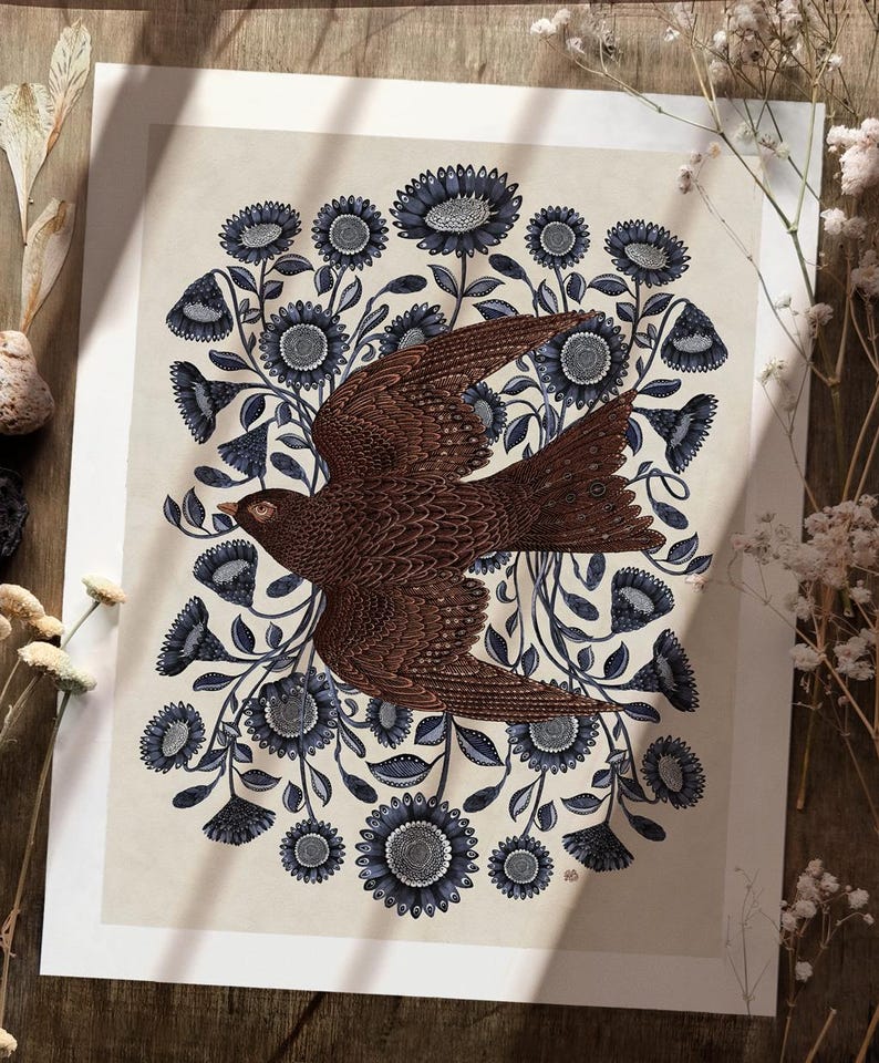 K&ouml;nnte beinhalten: Ein brauner Vogel mit ausgebreiteten Fl&uuml;geln, der durch einen Kreis aus blauen und wei&szlig;en Blumen fliegt. Der Vogel ist mit komplizierten Mustern verziert und die Blumen haben einen Vintage-Stil.