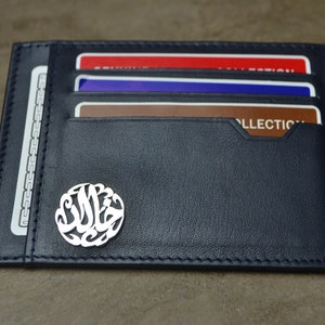 Gepersonaliseerde handgemaakte leren creditcardhouder met Arabische kalligrafie. Getuige-cadeau, vaderdagcadeau
