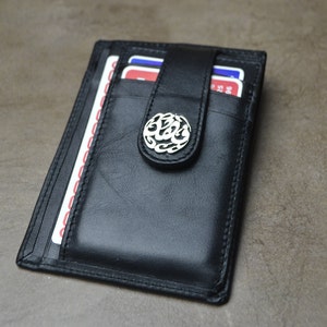 Personalisierte handgefertigte Leder-Kreditkartenhülle mit arabischem Kalligraphie Namen. Trauzeuge Geschenk, Vatertagsgeschenk, Herrenschmuck. Geschenke für Ihn