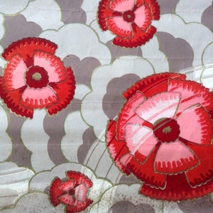 Frammenti di arte francese 'Deco Wallpaper' degli anni '20 in motivo floreale grigio e rosso stilizzato