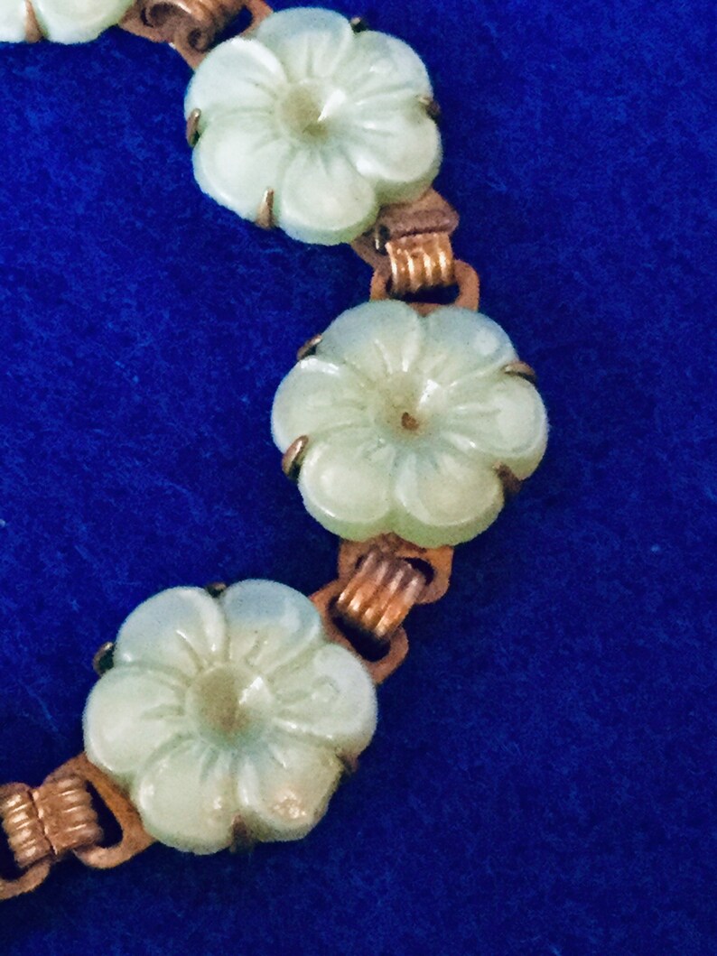 Vintage 1930s Bracelet with 9 Mary Quant Style Flowers in Celluloid Flowers on a Link Brass SettingA charming little bracelet in pale green