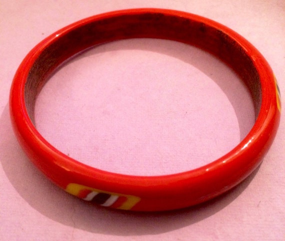 Vintage 1930s Red Bakelite Bangle with Yellow Bla… - image 4