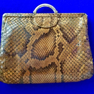 Torebka kopertówka z lat 30. XX wieku, wykonana ze skóry węża.