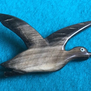 Naïeve vintage vogel tijdens de vlucht broche, handgesneden van been