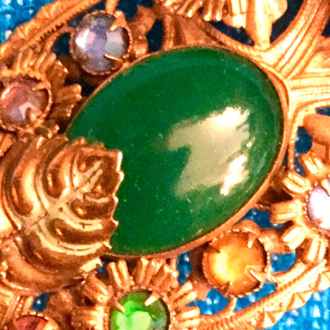 Broche Art Nouveau Tchécoslovaquie Cabochon Vert Entouré D'acanthes - Occasion Bon état