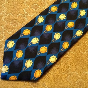 Gorgeous Vintage 1970s Tulip Tie in Pure Silk