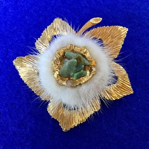 Vintage 1950s Mink Flower with a Jade chip centre