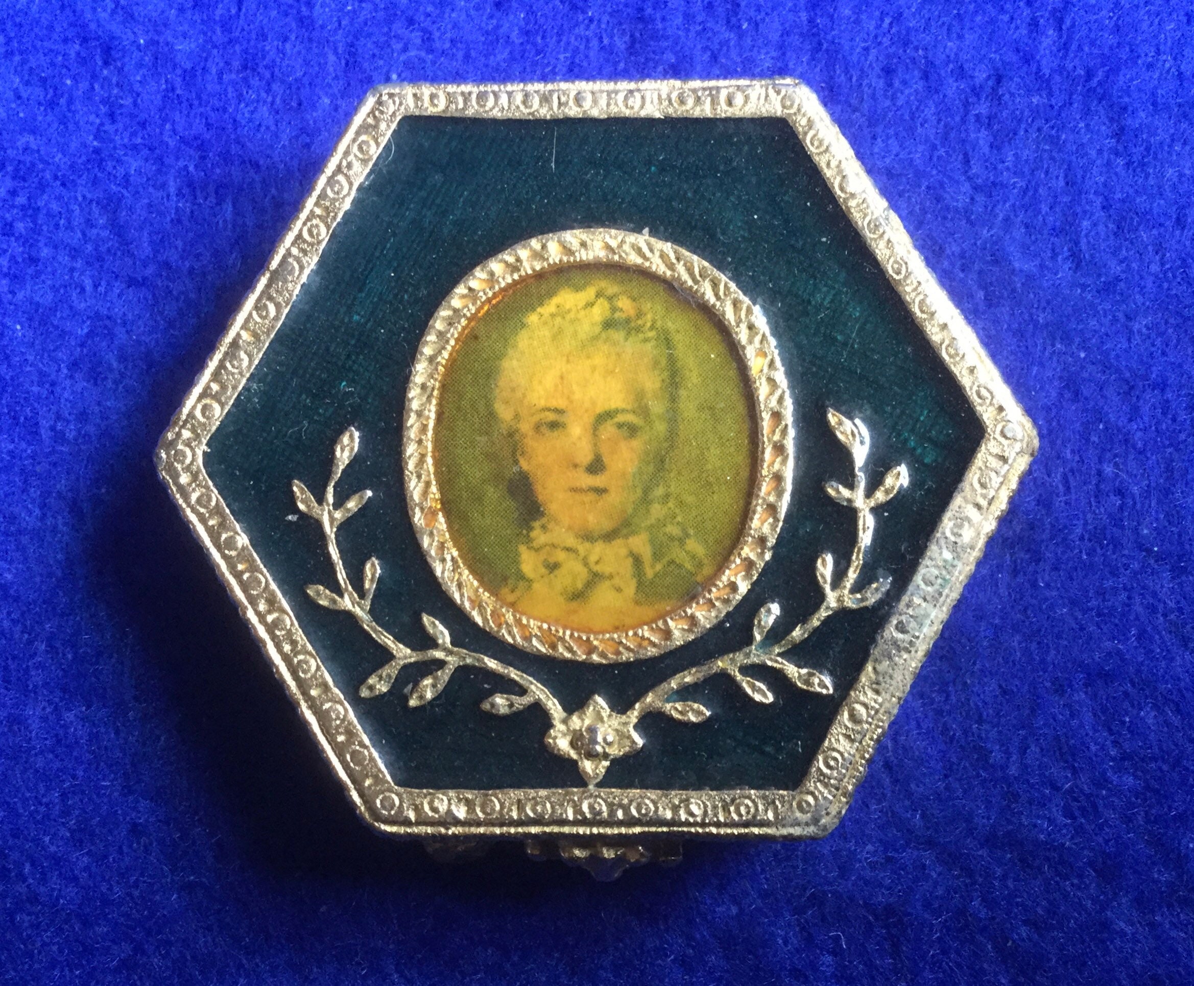 エスティーローダー ロイヤルエナメル コンパクト