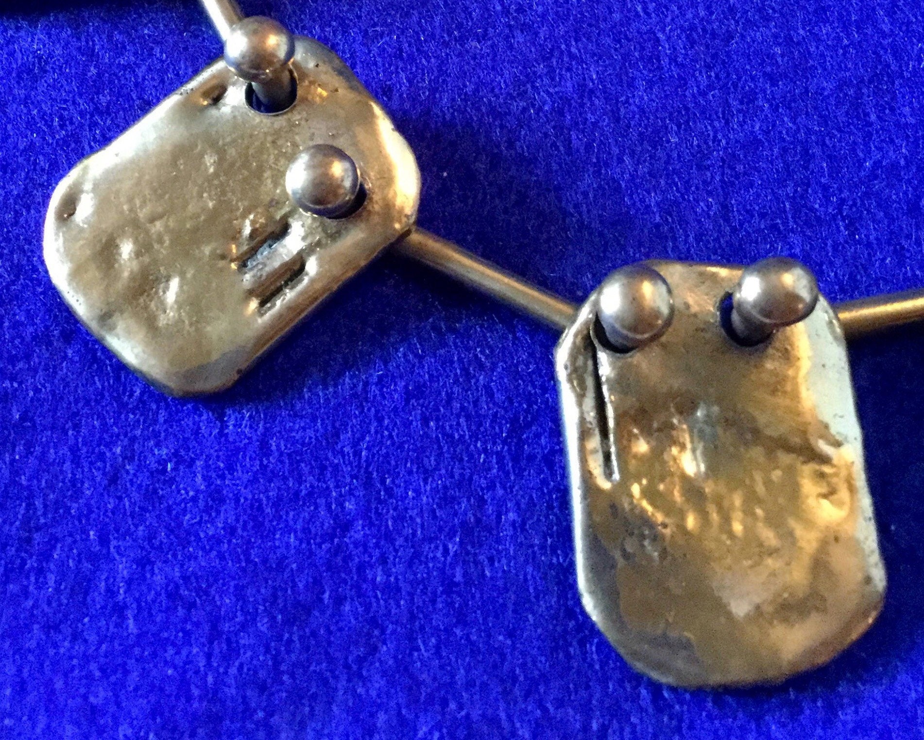Superbe collier en pierre verte enveloppé de libellule en laiton de