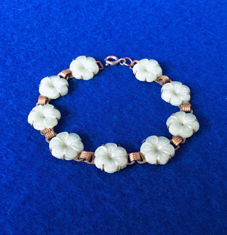 Vintage 1930s Bracelet with 9 Mary Quant Style Flowers in Celluloid Flowers on a Link Brass SettingA charming little bracelet in pale green
