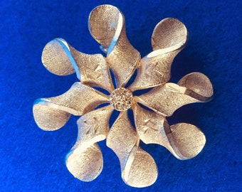 1950s Goldtone Flower Brooch - A Flower with Eight Twisted Petals