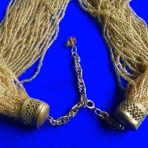 Mehrreihige goldene Halskette