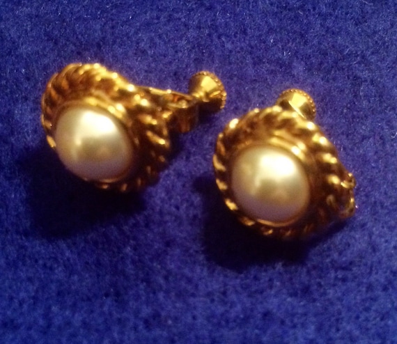 Color Pearl Marbleized Plastic Vintage Napier Cream Screw Back Earrings Shell Fan Shape