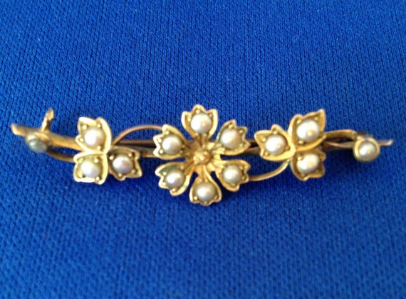 Antique ‘Victorian Flower Bar’ Brooch 15 Carat Gold with 13 Seed Pearls