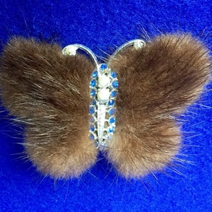 Vintage 1950s dunkelbraune Schmetterling Brosche aus Nerz, Nerz, Faux Perlen & Sapphire Strass.