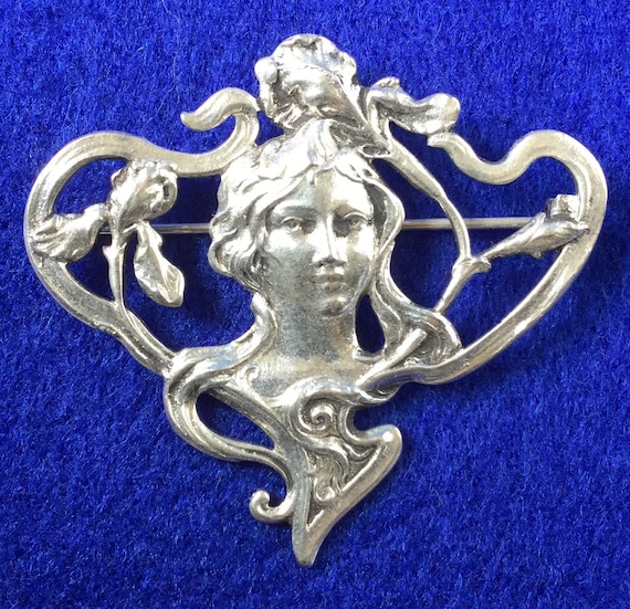 Broche Art Nouveau 1900 – Profil Femme, Métal Doré, Style Mucha, 40 Mm