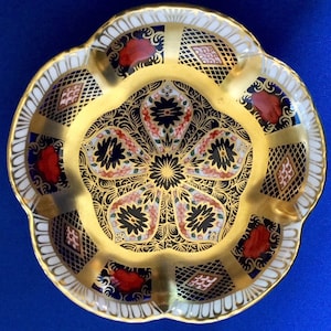 Royal Crown Derby Fine Bone China Old Imari 1128 XL Scalloped Edge Trinket or Pin Tray