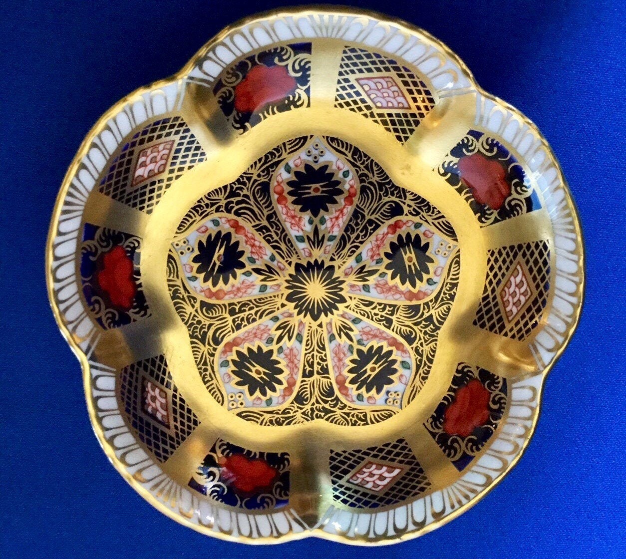 Royal Crown Derby Fine Bone China Old Imari 1128 XL Scalloped Edge