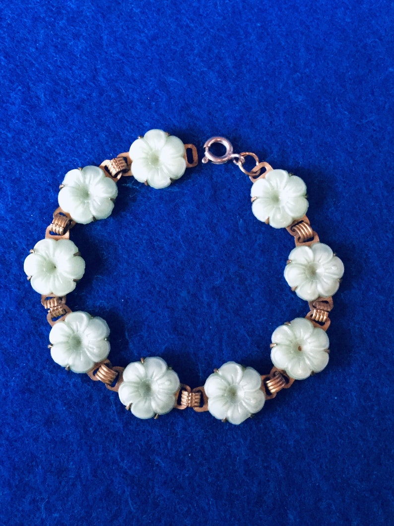 Vintage 1930s Bracelet with 9 Mary Quant Style Flowers in Celluloid Flowers on a Link Brass SettingA charming little bracelet in pale green