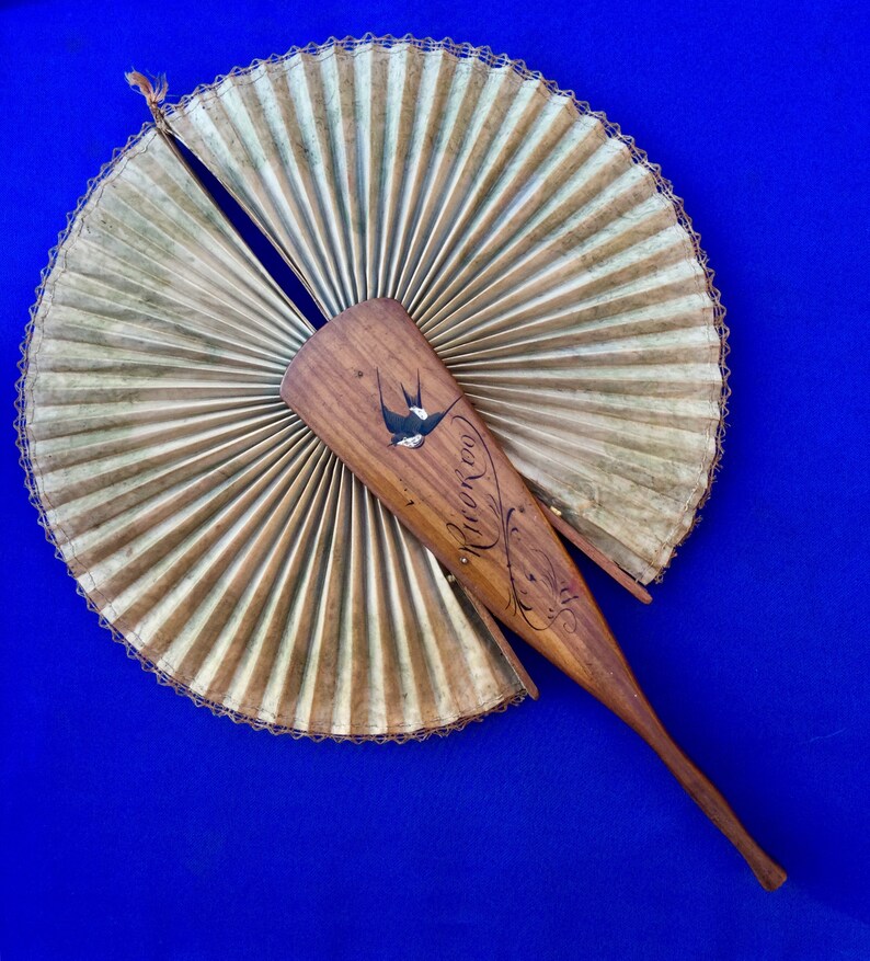 Late Victorian Ricardo Cockade Screen Flirting Fan with hand painted bird and bevelled oval mirror.