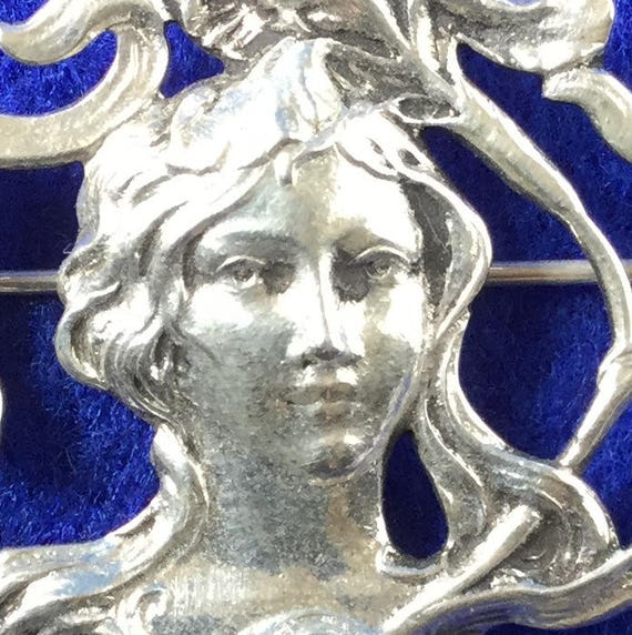 Broche Ancienne Art Nouveau 1900 - Profil De Femme Style Mucha - Métal Doré 40 Mm