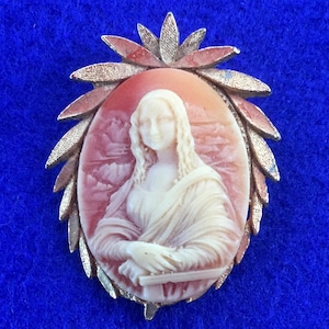 1950s Oval Faux Shell Mona Lisa Cameo Gilt Leaf Frame