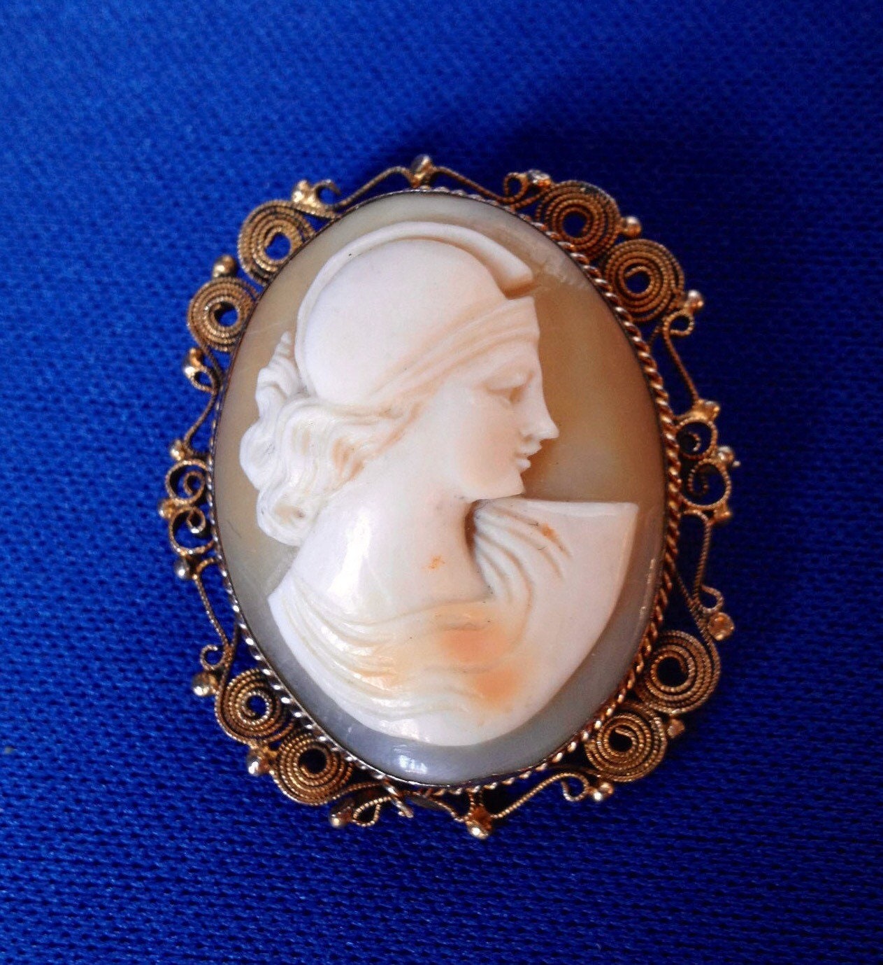 ビクトリア朝の「シェルカメオ」ブローチ、金メッキ、複雑な巻き線