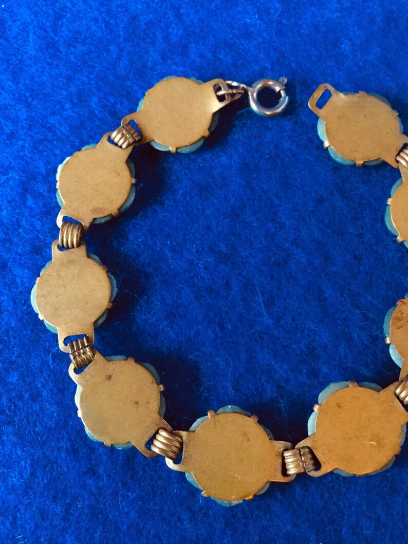 Vintage 1930s Bracelet with 9 Mary Quant Style Flowers in Celluloid Flowers on a Link Brass SettingA charming little bracelet in pale green