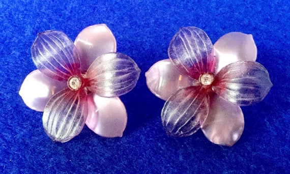 Gorgeous 1920s Vintage Lucite Floral Clip On Earr… - image 1