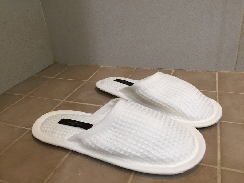 Linen Waffle Bath Unisex Slippers in Off-White. Organic Spa, Sauna Slippers, Waffle Weave. image 5