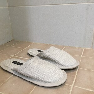 Linen Waffle Bath Unisex Slippers in Natural, Beige. Organic Spa, Sauna Slippers, Waffle Weave. image 5