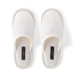 Unisex badslippers met linnen wafelpatroon in gebroken wit. Biologische spa, saunapantoffels, wafelpatroon.