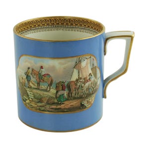 "Große antike blaue Prattware Tasse mit vergoldeten Punkten mit den Aufdruck ""The Stone Jetty"" und ""The Travellers Departure""