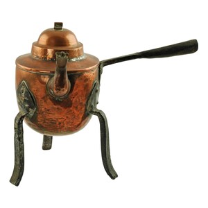 Tetera antigua sueca de cobre y hierro martillado a mano con trípode