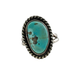 Könnte beinhalten: Ein silberner Ring mit einem Türkis-Stein, der in einem seilartigen Design gefasst ist.