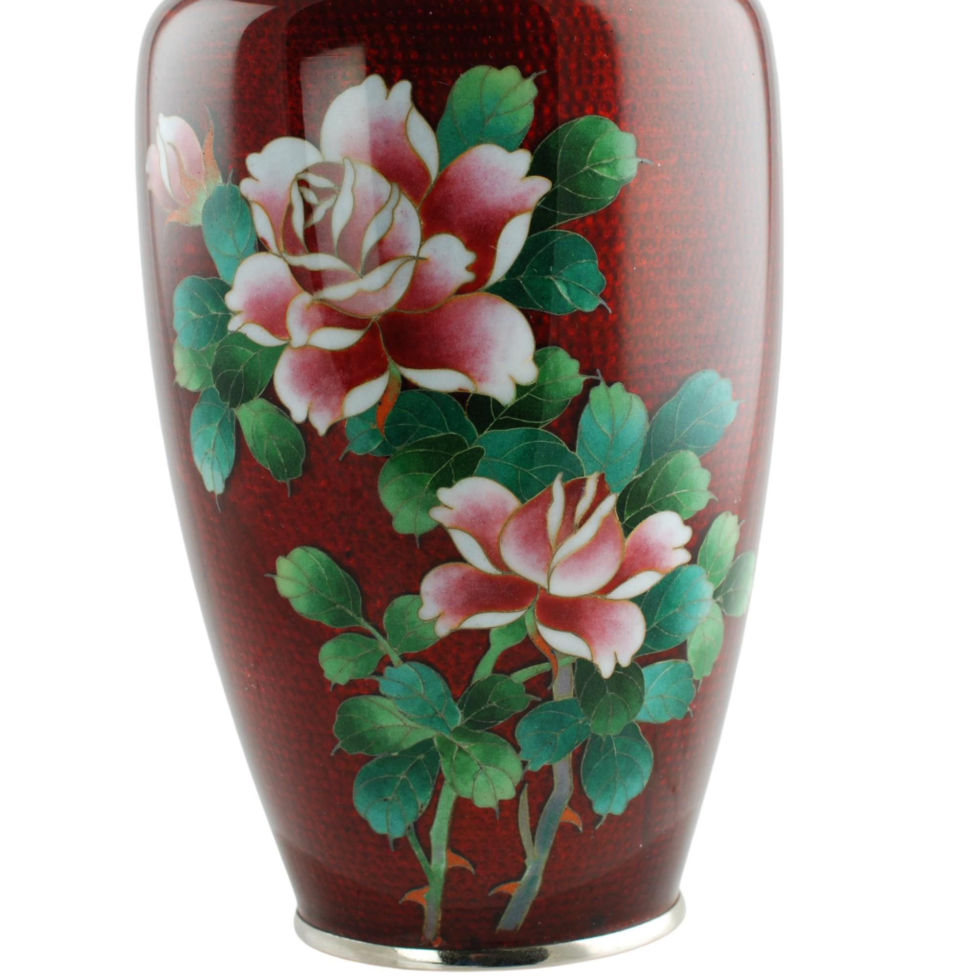 ヴィンテージ日本赤助銀張七宝焼き 7 インチ花瓶、ローズモチーフ