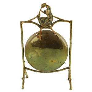 Raro gong da tavolo in ottone con decorazione Dartmoor Pixie della Cornovaglia d'epoca con funghi e rana