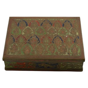 Boîte à bijoux souvenir émaillée rouge, verte, jaune et bleue en laiton antique, doublure en bois, motif floral et feuillage