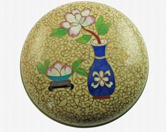 Ronde Japanse cloisonne 10 cm ronde doos met ongebruikelijk bloemen- en fruitmotief, roze pioenroos in blauwe vaas, roze fruit in kom