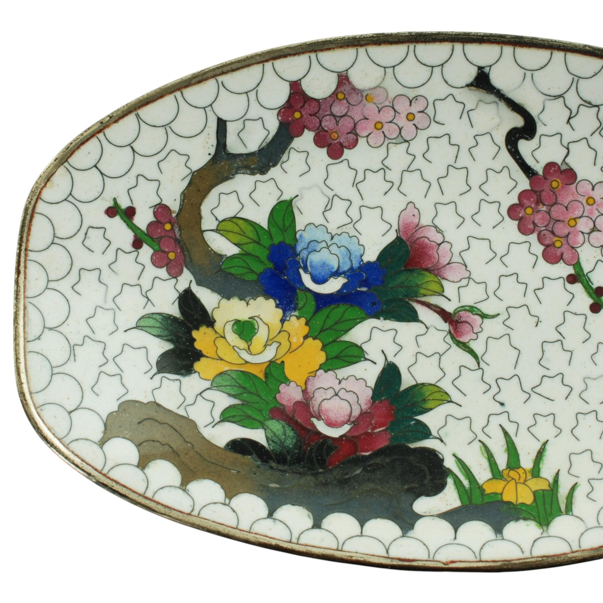 美術品・アンティーク・コレクション 七宝焼 卵型置物 牡丹 蝶 桜文様